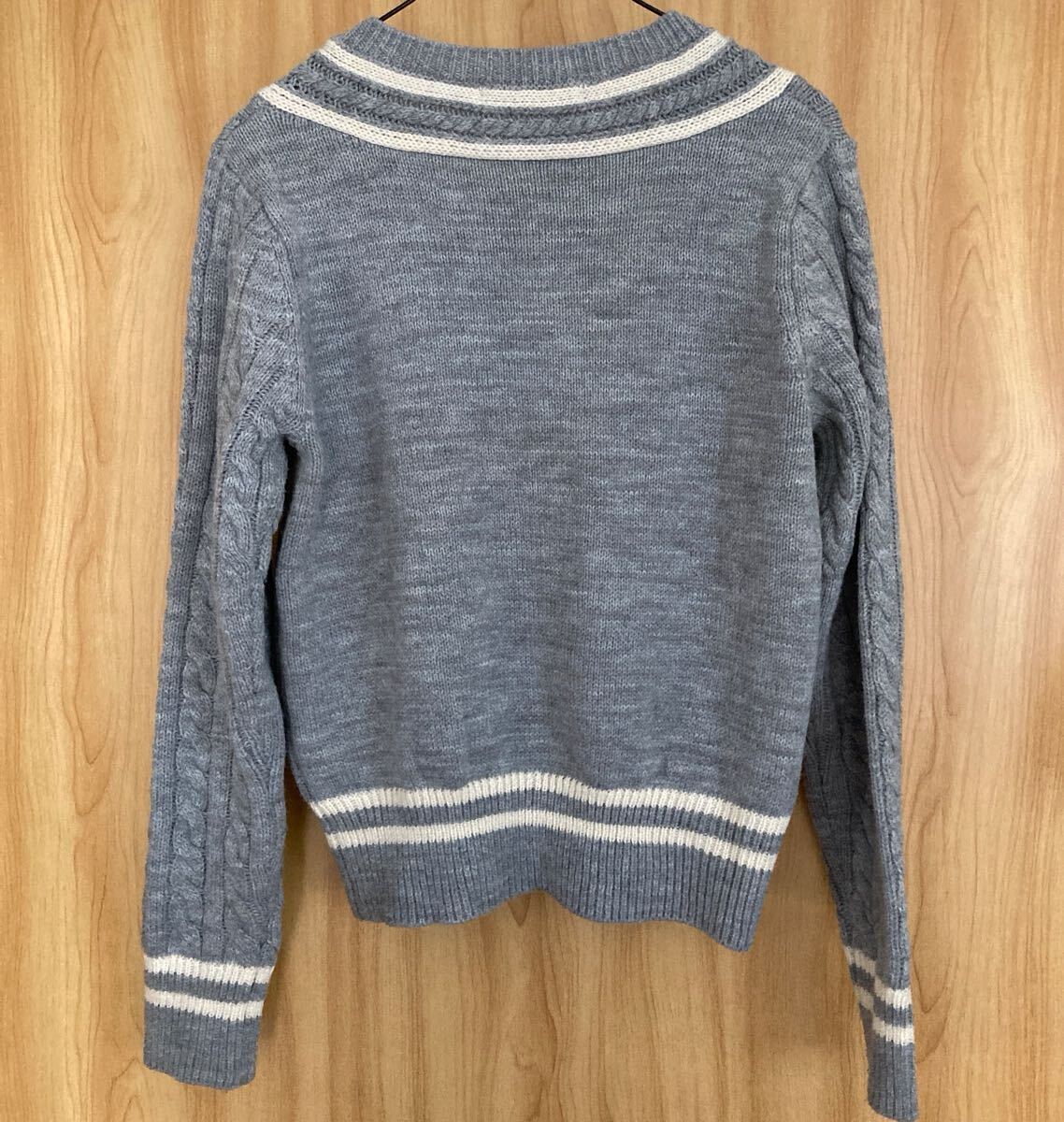 ◆美品◆【as know as】アズノウアズ　Vネック　グレーラインセーター ニット_画像2