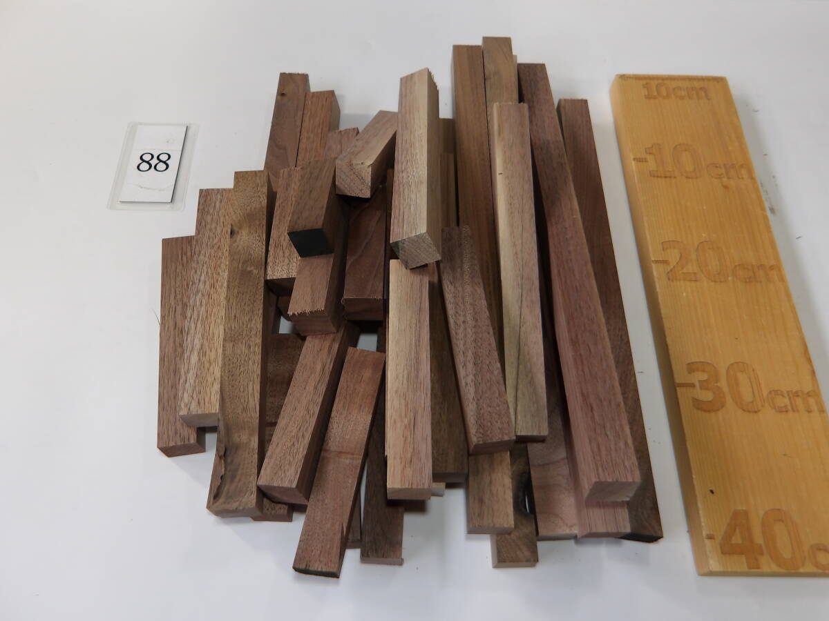 木っ端クラブ　★100円スタート★　B級　ウォールナット　角材　端材　(約25mm角)　 4面プレーナー済　DIY ハンドメイド A88_画像1
