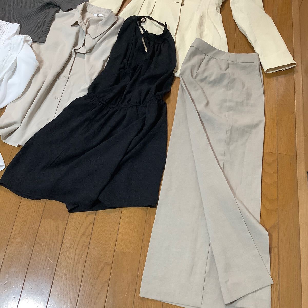 洋服 ジャケット スカート パンツ ブラウス　Tシャツ7着 サイズ色々セット　洗濯済み_画像4