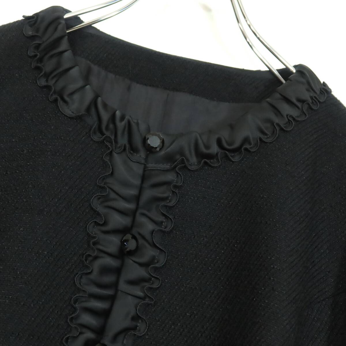 【美品】レリアン★大きいサイズ13＋ ノーカラージャケット 黒系 大人上品なフリルデザイン♪ウール混♪z15700_画像2