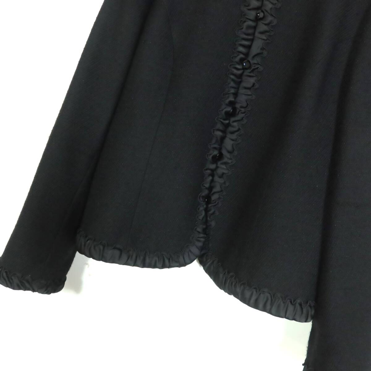 【美品】レリアン★大きいサイズ13＋ ノーカラージャケット 黒系 大人上品なフリルデザイン♪ウール混♪z15700_画像3