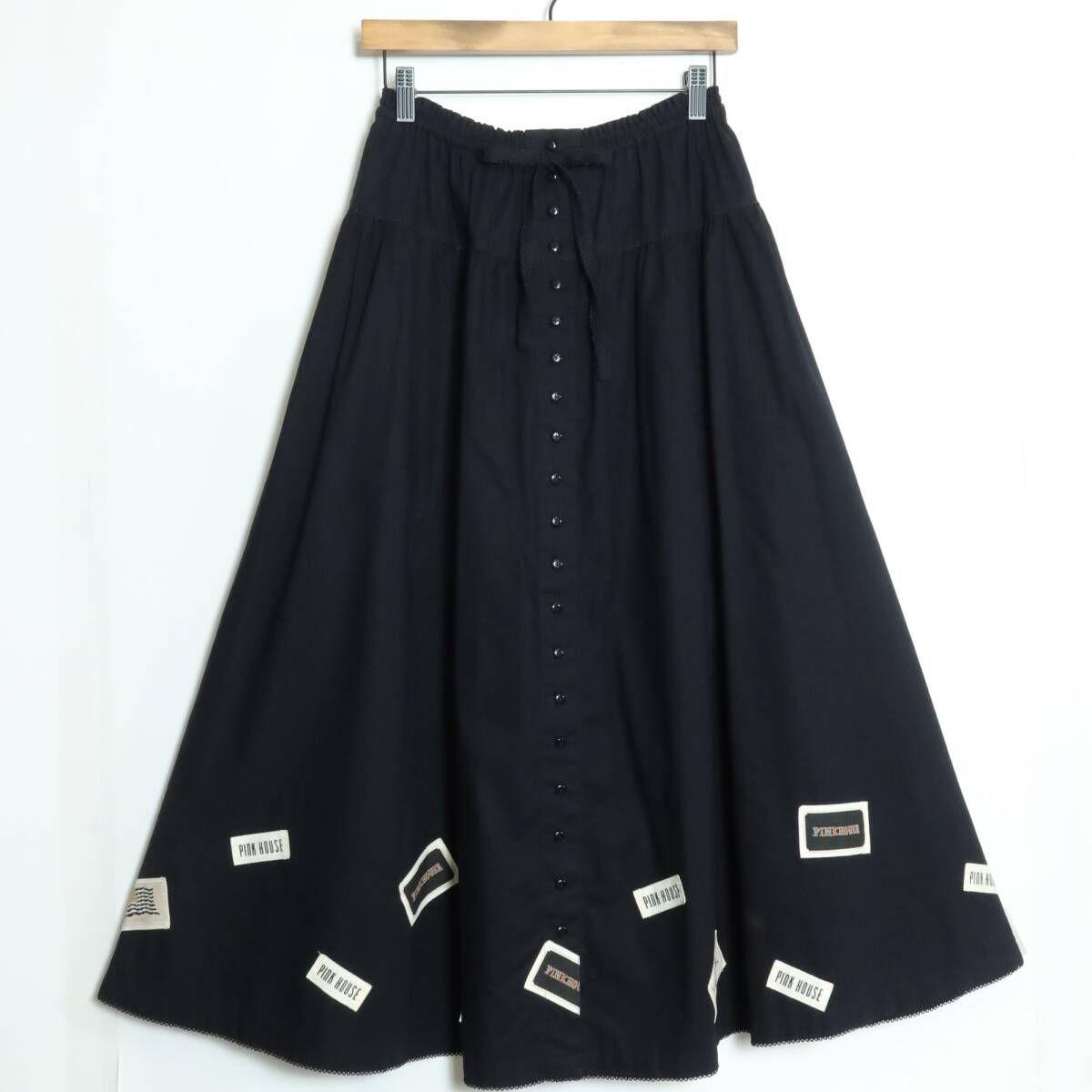 【美品】ピンクハウス★ギャザースカート 黒系 前開き ワッペンいっぱい♪ティアードデザイン♪無地 z15967_画像1