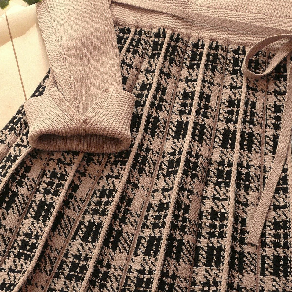 新品 9930 L プリーツ織 切替 ニット ワンピース モカベージュ系 レディース リブ編み チェック模様 リボン 上品 50代 60代 70代_画像4