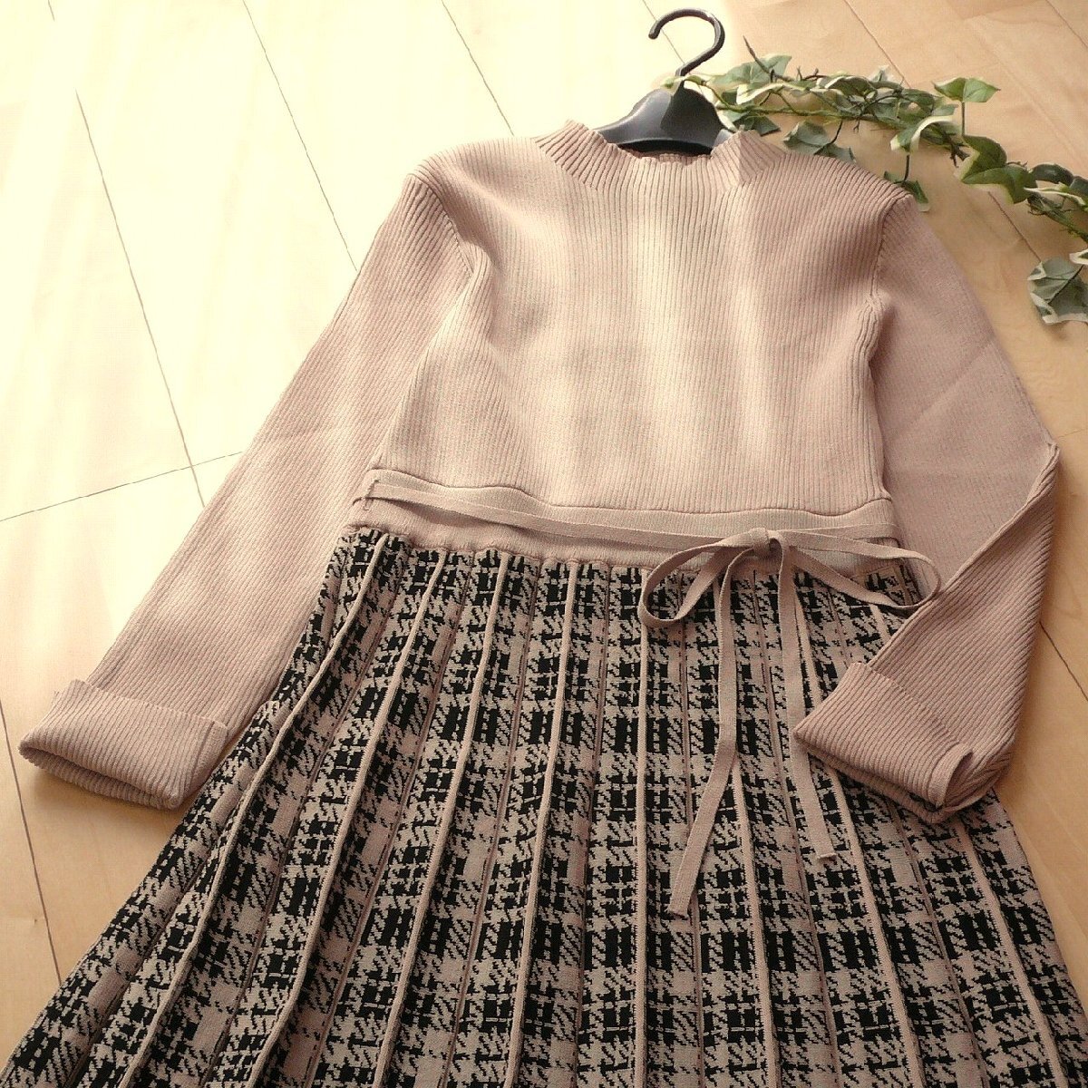 新品 9930 L プリーツ織 切替 ニット ワンピース モカベージュ系 レディース リブ編み チェック模様 リボン 上品 50代 60代 70代_画像3
