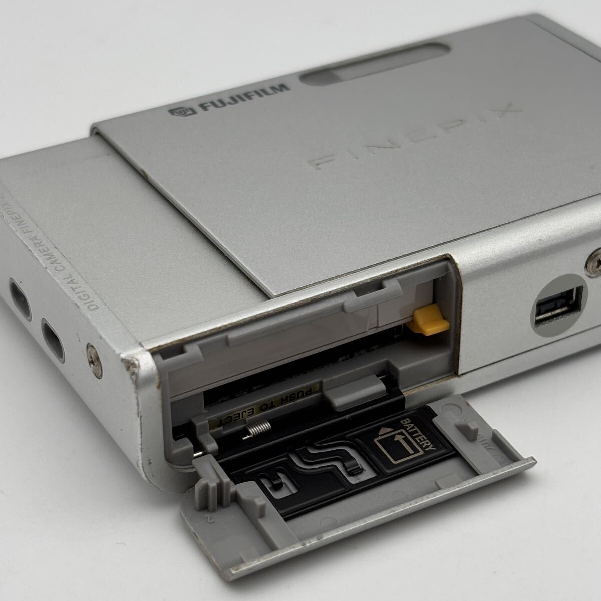 ∞ FUJIFILM FinePix Z1 本体のみ 付属品無 通電動作未確認 宅急便コンパクト発送 シルバー ファインピクス 富士フィルム 同梱対応可能_画像4