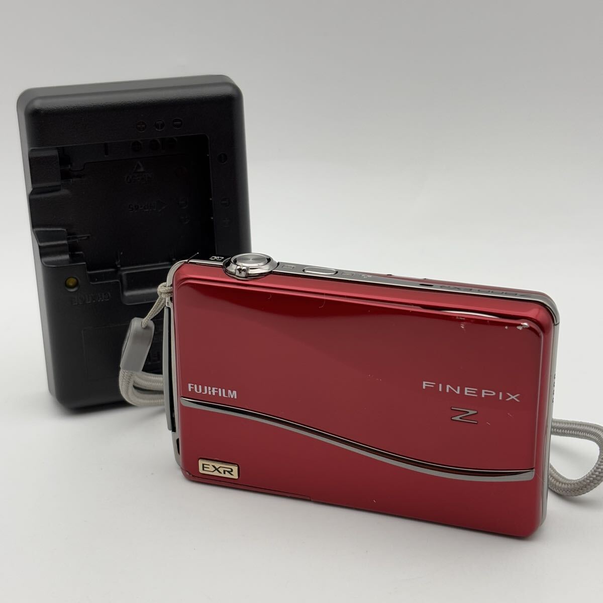 ＊ FUJIFILM FinePix Z800EXR レッド 本体 通電確認済 充電器付 宅急便コンパクト発送 同梱対応可能 富士フィルム ファインピクス デジカメ_画像1