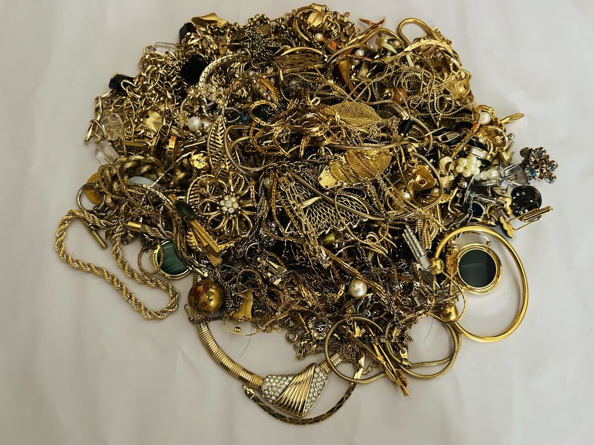 イミテーション アクセサリー ネックレス イヤリング リング など ゴールド まとめ　約2kg_画像1