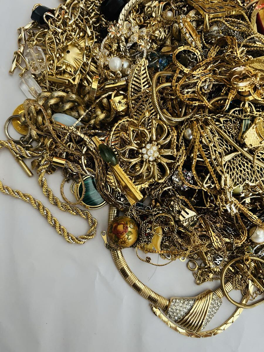 イミテーション アクセサリー ネックレス イヤリング リング など ゴールド まとめ　約2kg_画像2