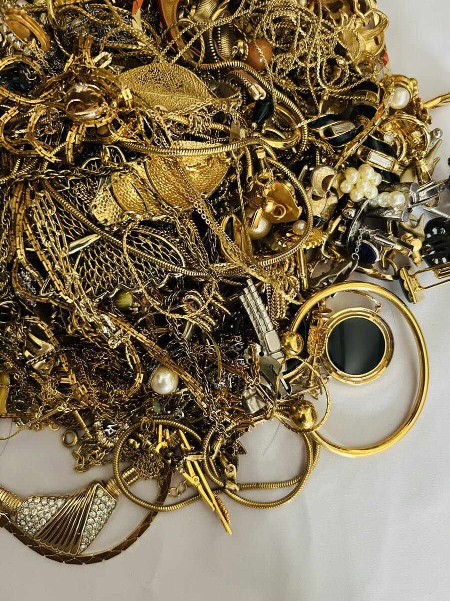 イミテーション アクセサリー ネックレス イヤリング リング など ゴールド まとめ　約2kg_画像3