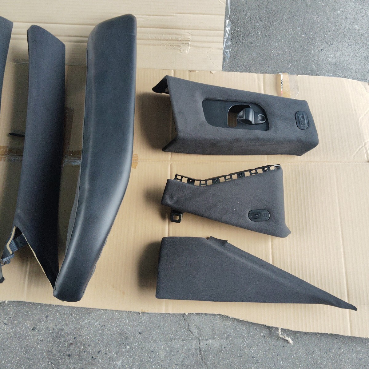 マセラティギブリS Q4 内装 内張りピラー_画像3