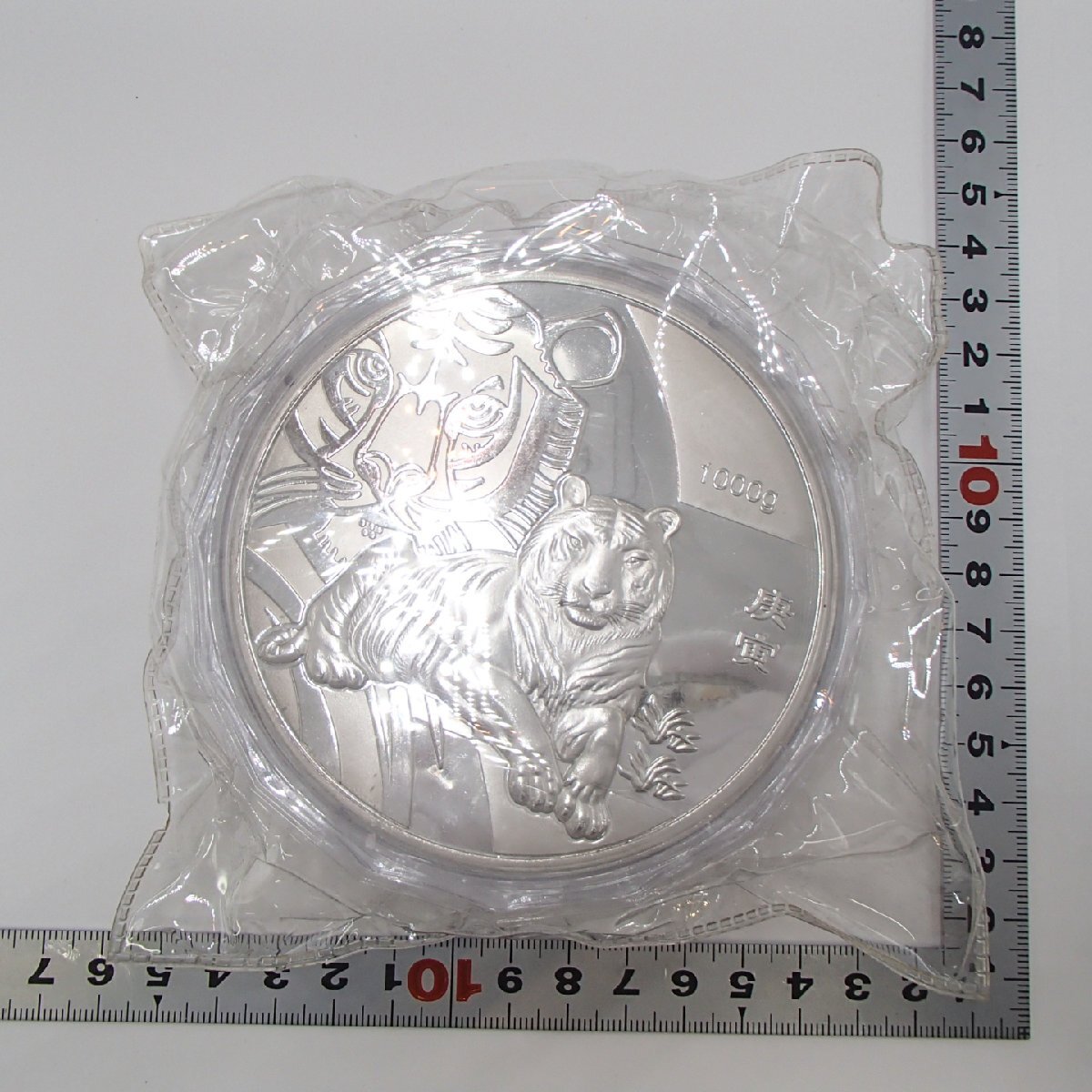 9 外国コイン　まとめて　大量　7.6kg 古銭　外貨　硬貨　貨幣　銀貨　銅貨　中国　アメリカ　ヨーロッパ　 ☆約1キロ銀貨 2010年中国 虎 ⁄ 重量 約932.9g ⁄ コレクション 銀貨