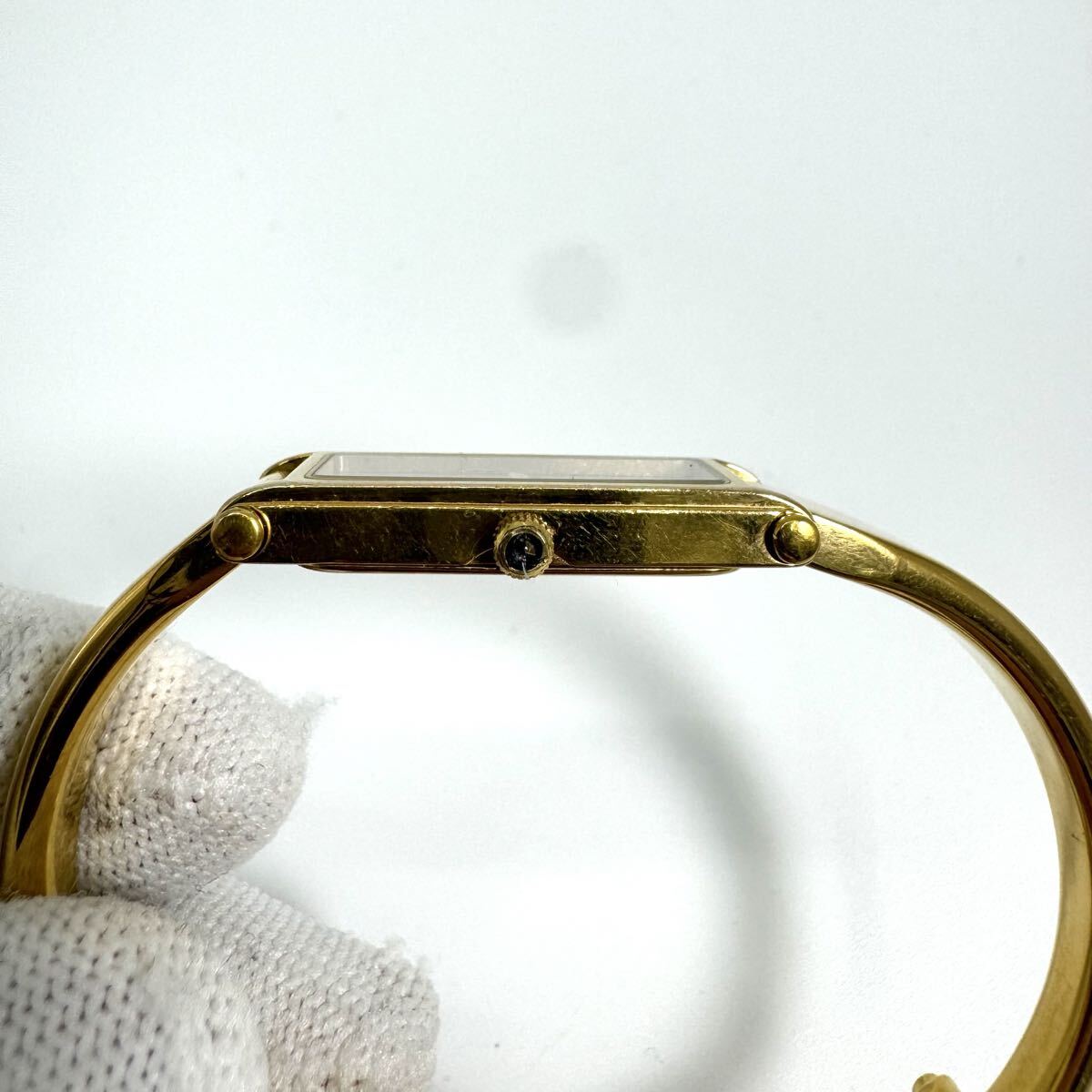 【稼動】 GUCCI グッチ バングルウォッチ 腕時計 新品電池 シェル文字盤 ゴールド スイス Swiss スクエア レディース 高級感 クォーツ QZ_画像7