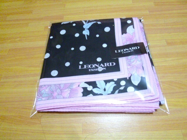 未開封　レオナール LEONARD ハンカチ　黒地×ピンク花柄 _画像1