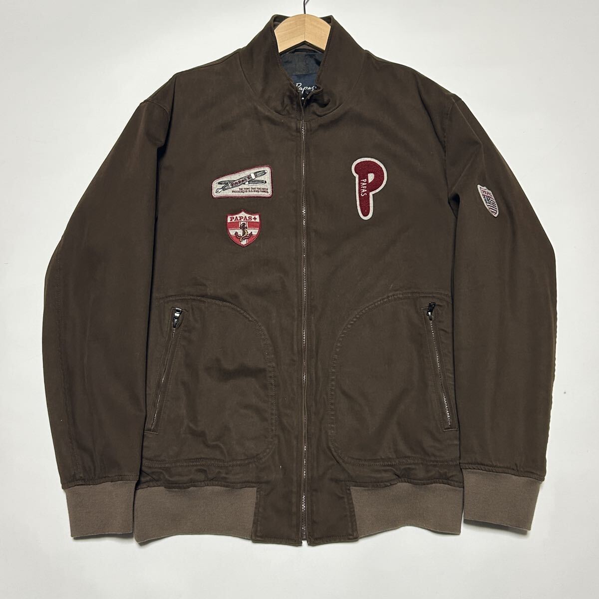 極美品/XL相当★Papas+ パパスプラス ジップアップ ブルゾン ボンバー ジャケット MA-1 ワッペン アウター メンズ ブラウン ストレッチ希少_画像2