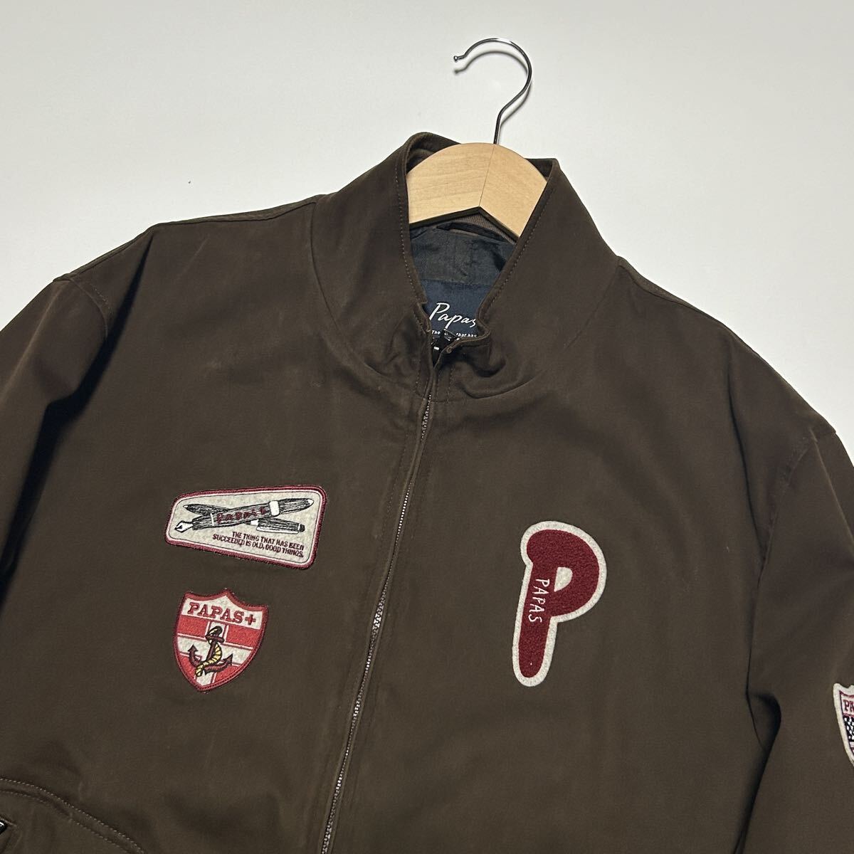 極美品/XL相当★Papas+ パパスプラス ジップアップ ブルゾン ボンバー ジャケット MA-1 ワッペン アウター メンズ ブラウン ストレッチ希少_画像3