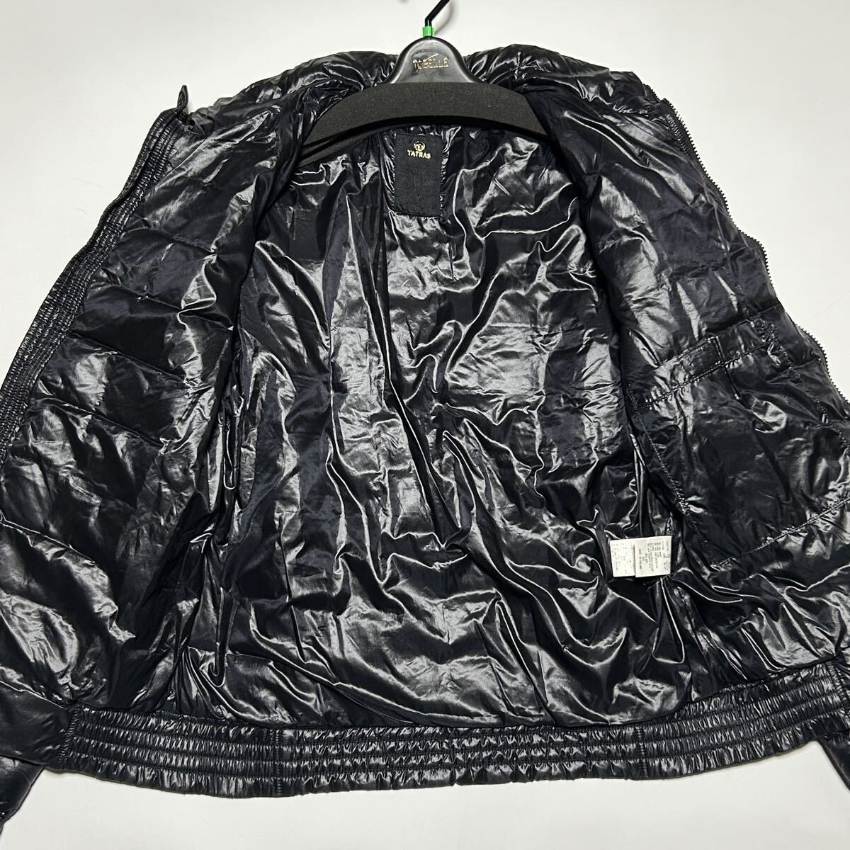 美品/3(L相当)★タトラス TATRAS ダウンジャケット シャイニー 光沢 キルティング 黒 ブラック 軽量 極暖 メンズ アウター ブルゾンWジップ_画像5