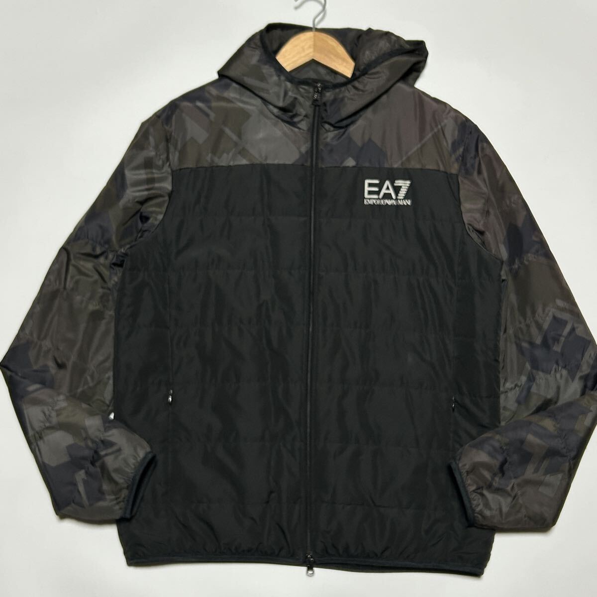 極美品【特大サイズ/XXL】エンポリオアルマーニ EMPORIO ARMANI 迷彩 カモフラ 中綿 ダウンジャケット EA7ロゴ Wジップ 黒ブラック 希少2XL_画像2
