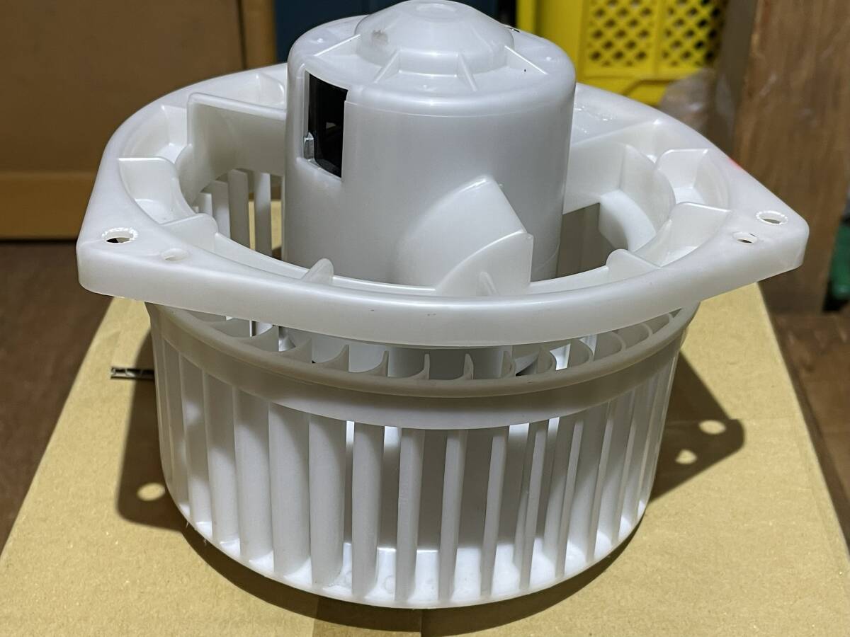セレナ 5AA-GC27 リア ブロアモーター_画像2