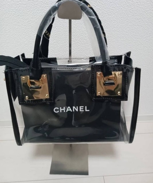 シャネル CHANELショップ袋2023年限定クリスマスリボンチャームカメリア付き新品クリアバッグ_画像2
