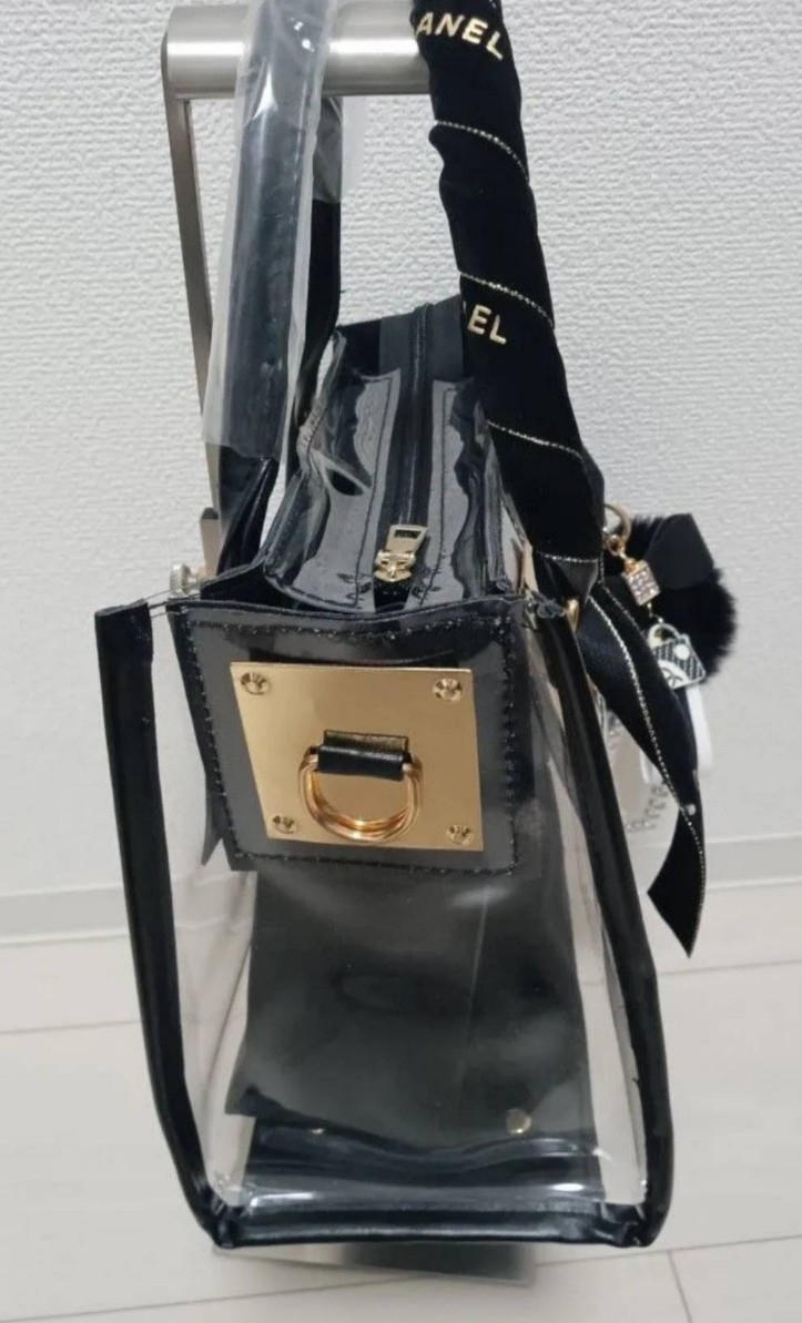 シャネル CHANELショップ袋2023年限定クリスマスリボンチャームカメリア付き新品クリアバッグ_画像3
