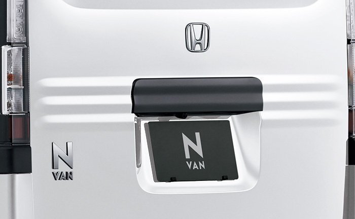 HONDA ホンダ 純正 NVAN N-VAN エヌバン リアライセンスガーニッシュ 艶消しブラック 2018.7～仕様変更 08F52-TXA-0B0_画像1