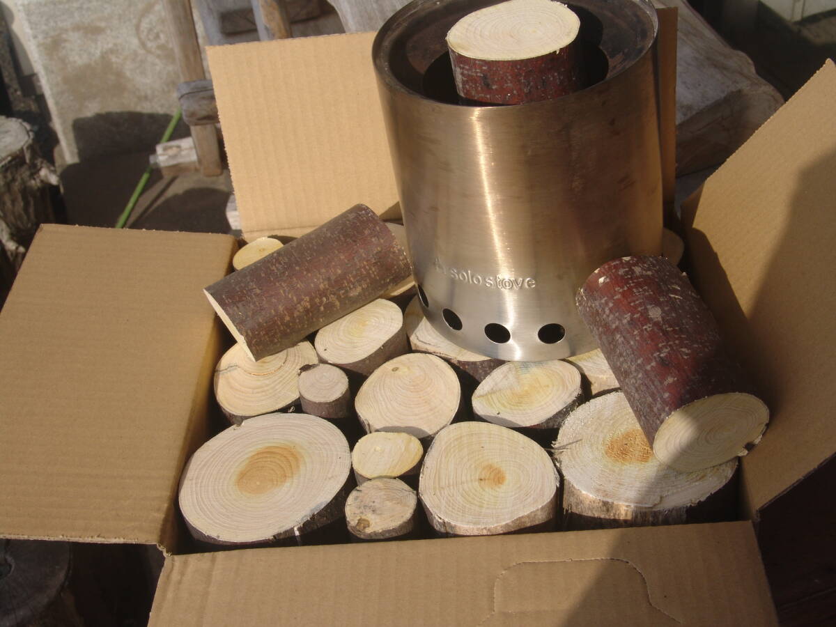 SOLO STOVEの燃料に！　山桜のチョップ60サイズ箱にずっしり_画像1