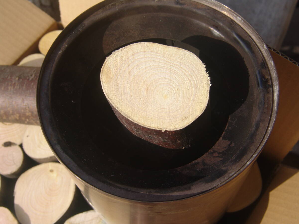 SOLO STOVEの燃料に！　山桜のチョップ60サイズ箱にずっしり_画像2