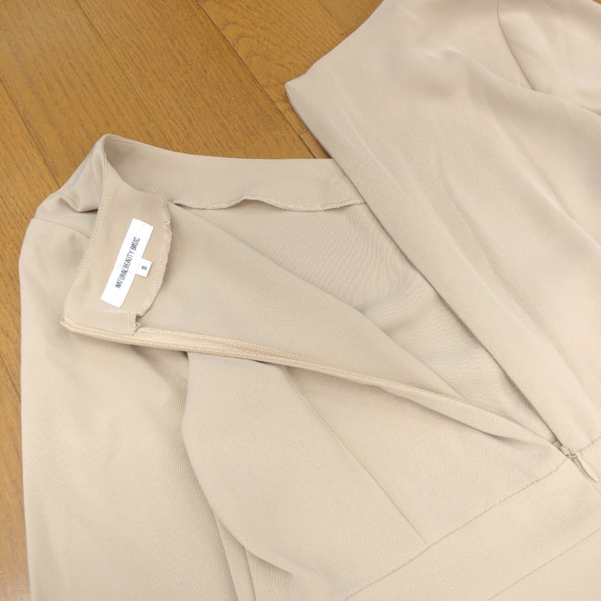 美品 NATURAL BEAUTY BASIC ナチュラルビューティベーシック 定価9,350円 プリーツドッキング ワンピース S ベージュノーカラー ミディ丈_画像8