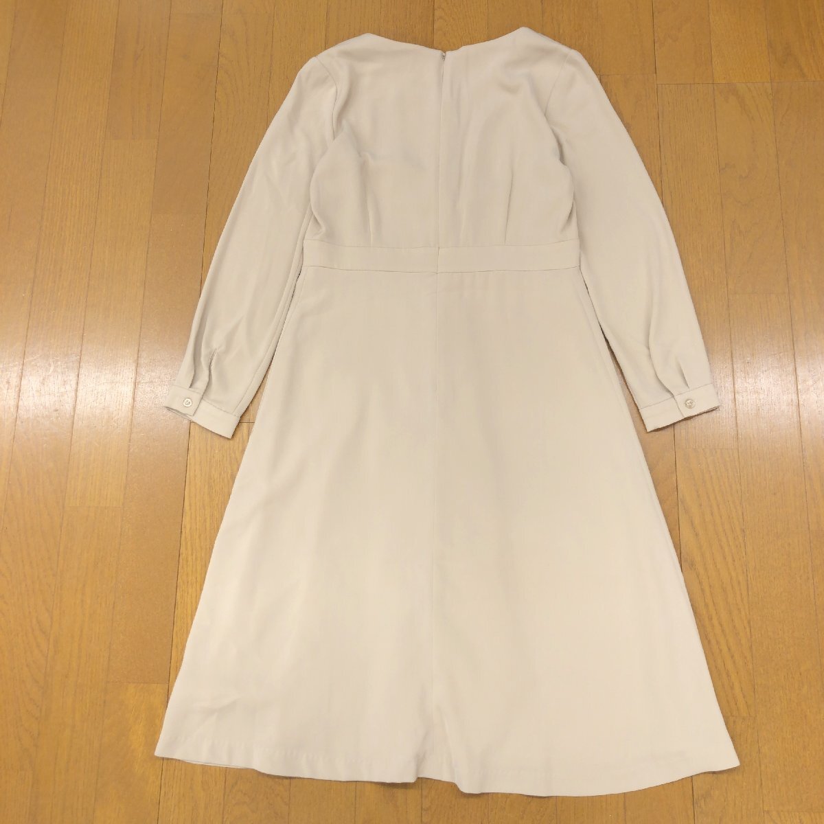 美品 NATURAL BEAUTY BASIC ナチュラルビューティベーシック 定価9,350円 プリーツドッキング ワンピース S ベージュノーカラー ミディ丈_画像2