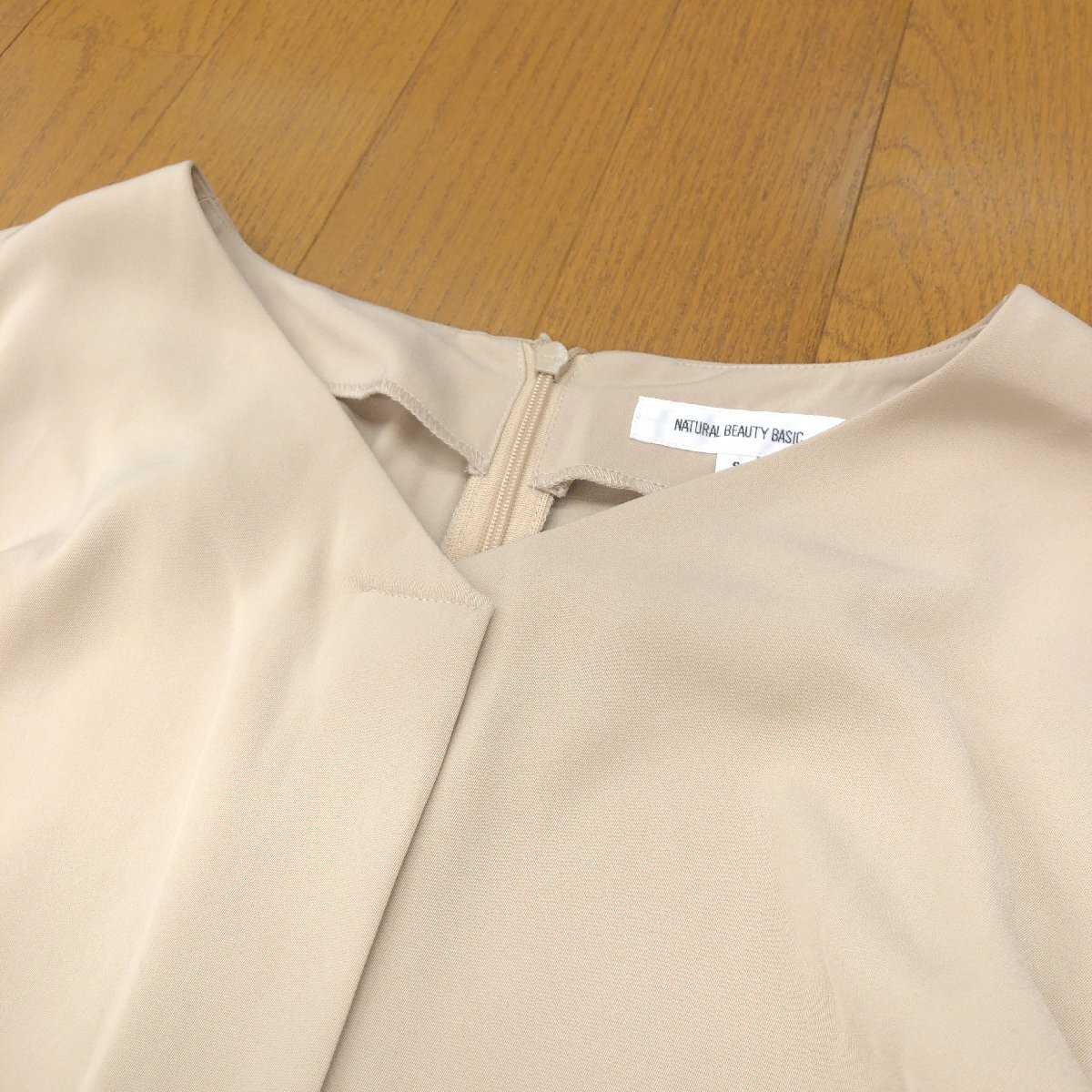 美品 NATURAL BEAUTY BASIC ナチュラルビューティベーシック 定価9,350円 プリーツドッキング ワンピース S ベージュノーカラー ミディ丈_画像4