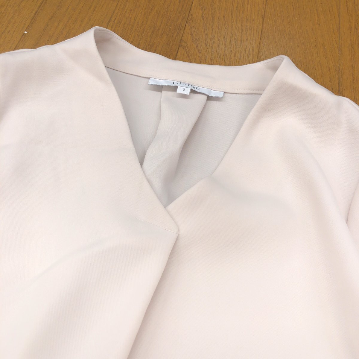美品 UNTITLED アンタイトル Ｖネック タック チュニック ワンピース 0(S) ベージュ 日本製 ミモレ丈 長袖 レディース 女性用 婦人_画像4