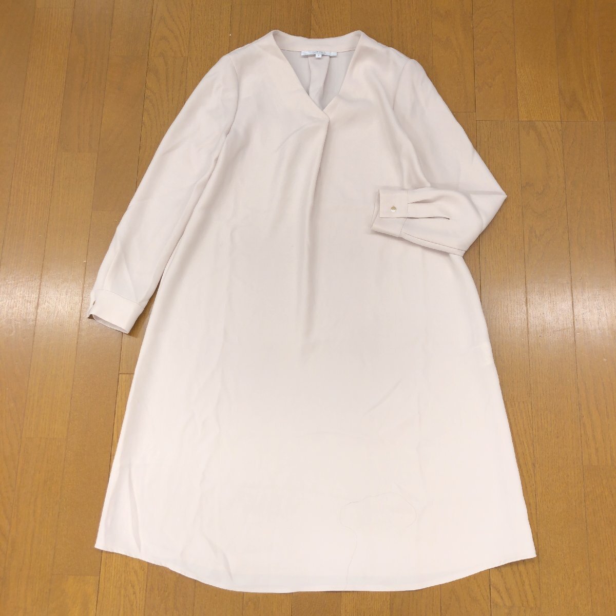 美品 UNTITLED アンタイトル Ｖネック タック チュニック ワンピース 0(S) ベージュ 日本製 ミモレ丈 長袖 レディース 女性用 婦人_画像1