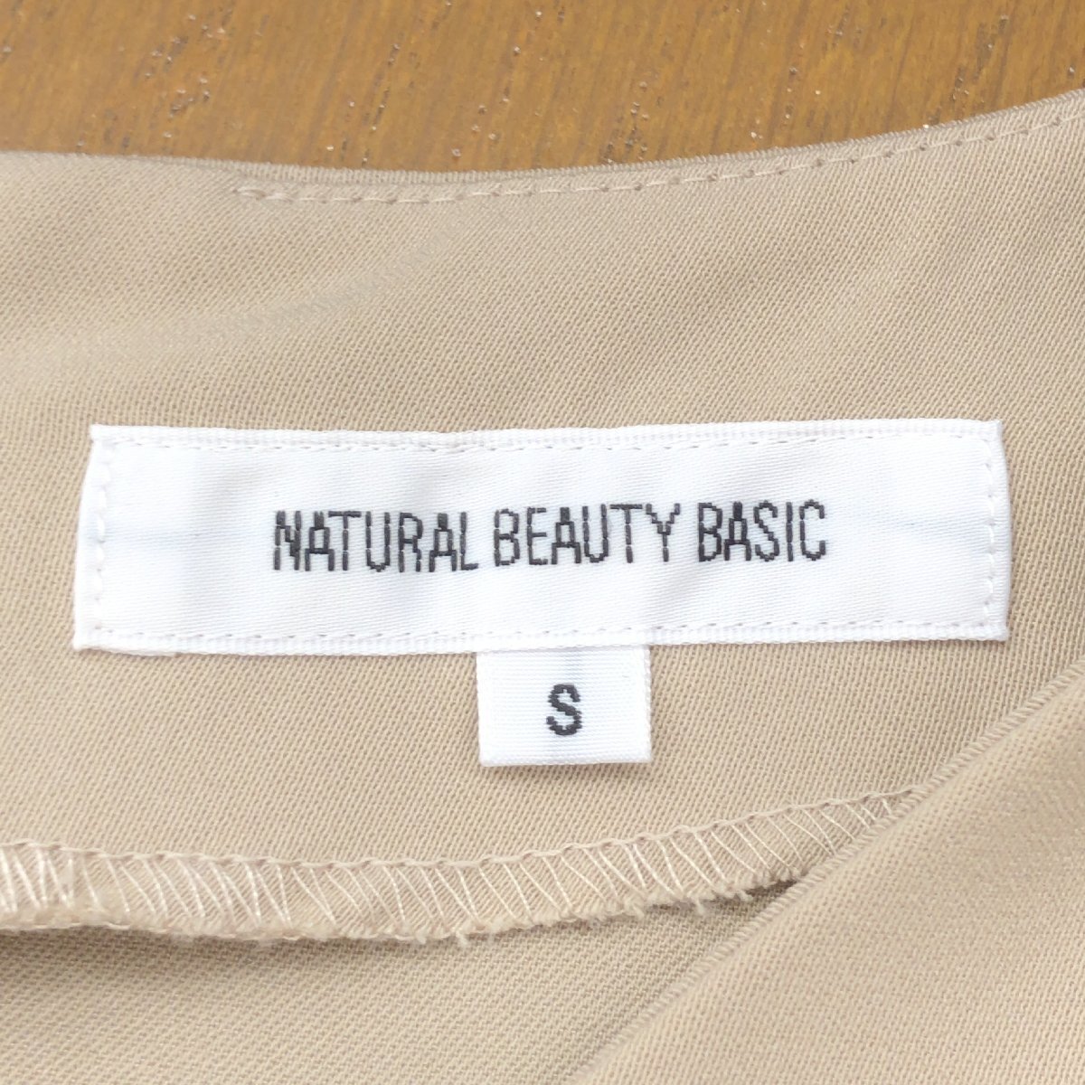 美品 NATURAL BEAUTY BASIC ナチュラルビューティベーシック 定価9,350円 プリーツドッキング ワンピース S ベージュノーカラー ミディ丈_画像3