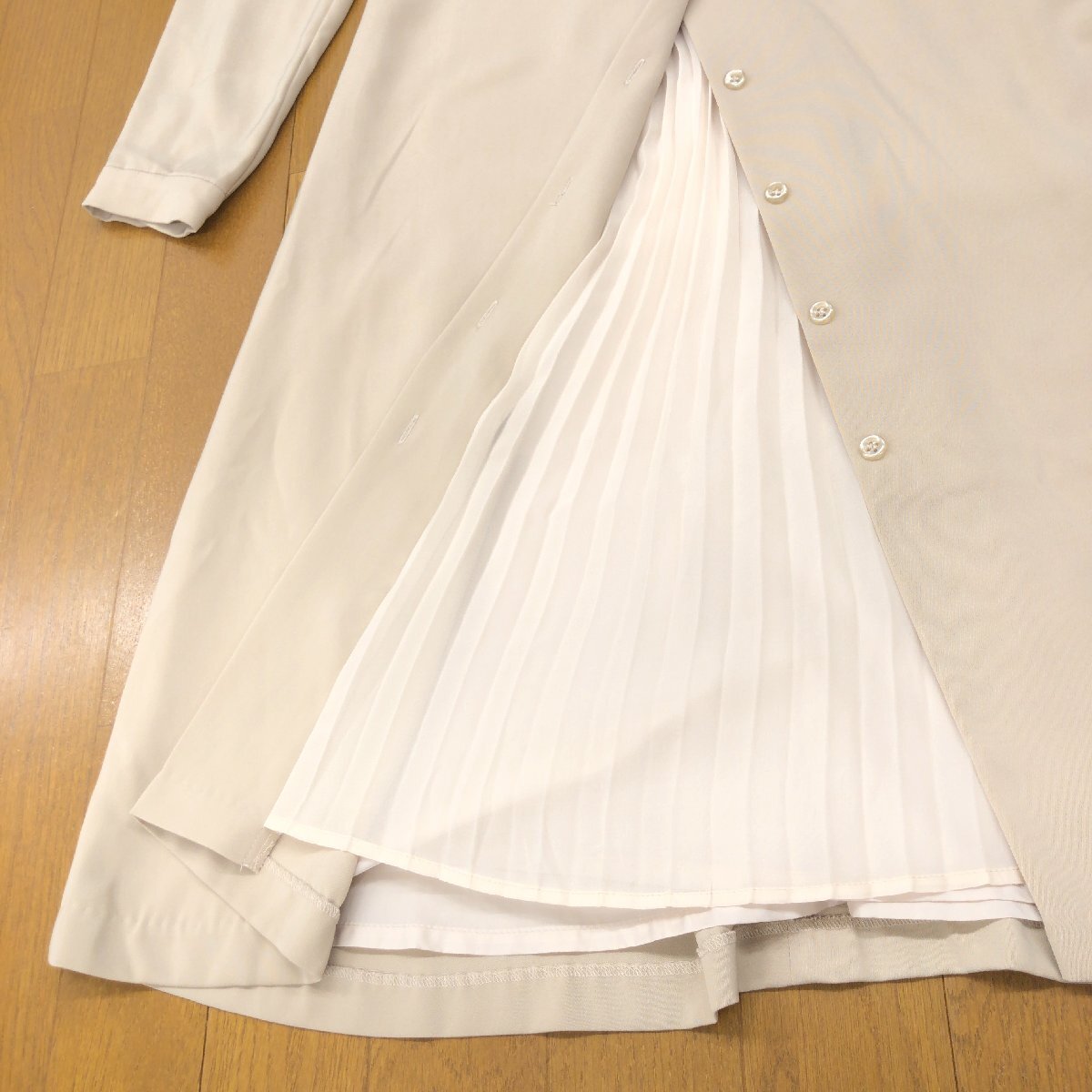 美品 NATURAL BEAUTY BASIC ナチュラルビューティベーシック 定価9,350円 プリーツドッキング ワンピース S ベージュノーカラー ミディ丈_画像7