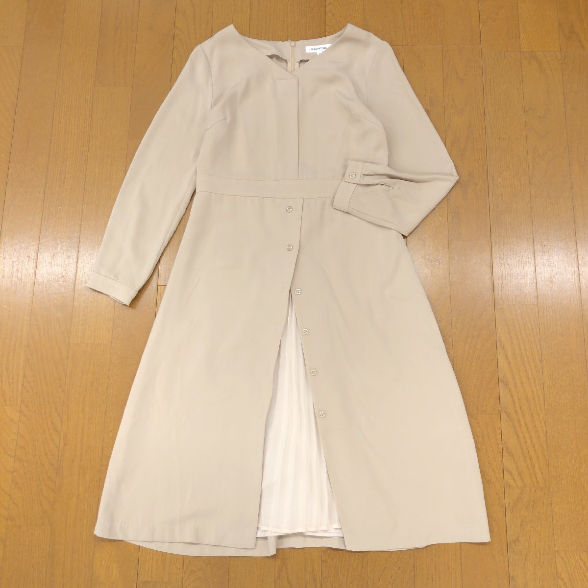 美品 NATURAL BEAUTY BASIC ナチュラルビューティベーシック 定価9,350円 プリーツドッキング ワンピース S ベージュノーカラー ミディ丈_画像1