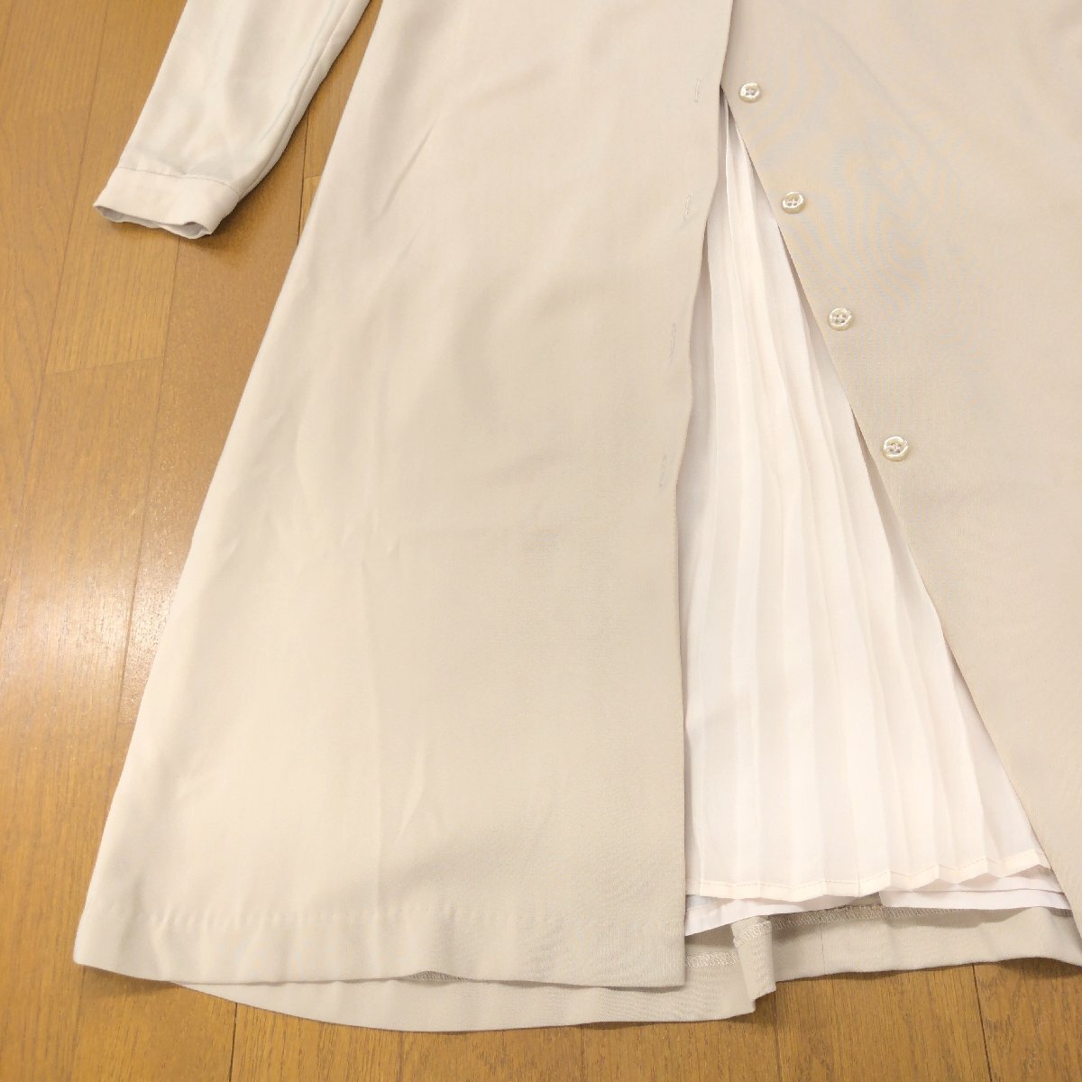 美品 NATURAL BEAUTY BASIC ナチュラルビューティベーシック 定価9,350円 プリーツドッキング ワンピース S ベージュノーカラー ミディ丈_画像6