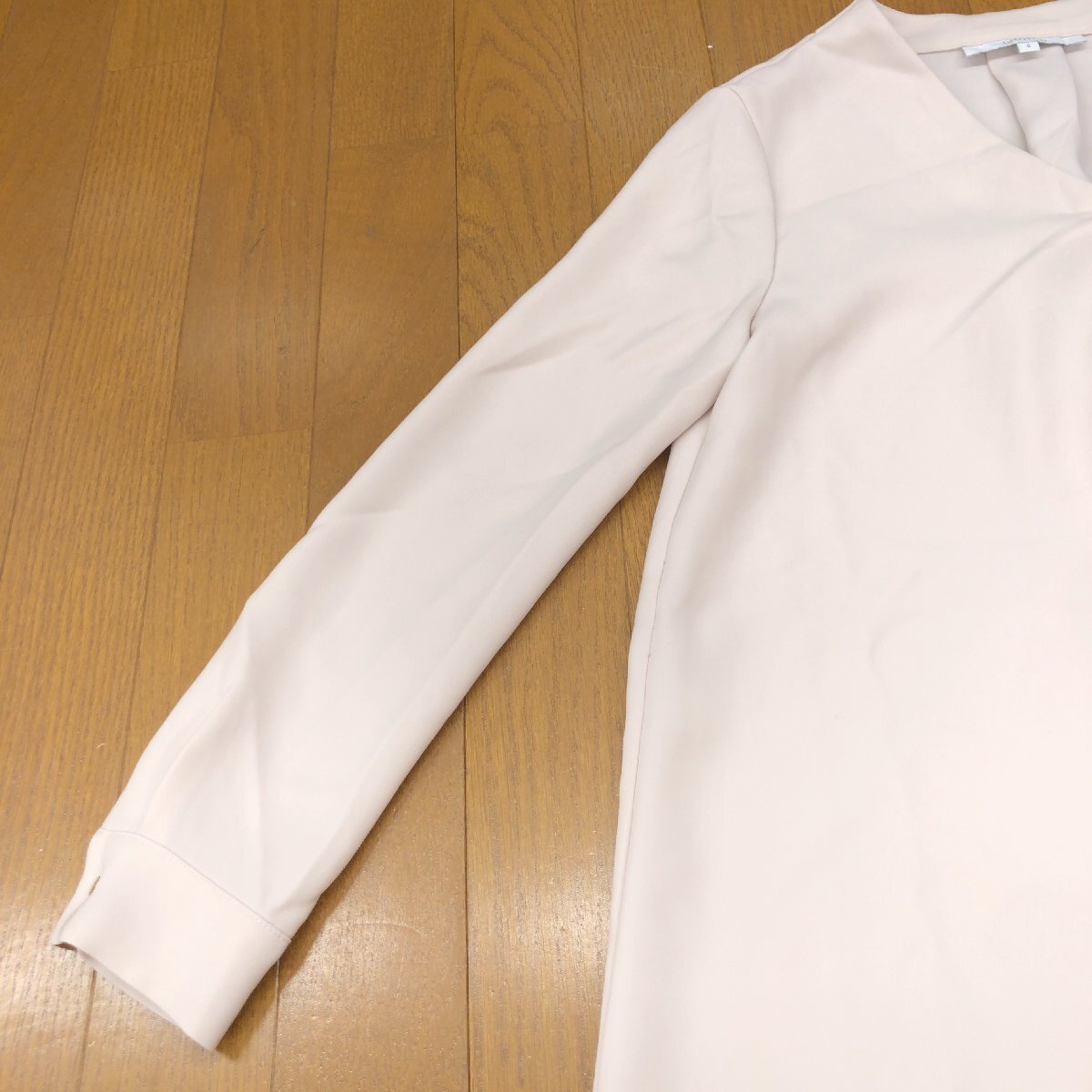 美品 UNTITLED アンタイトル Ｖネック タック チュニック ワンピース 0(S) ベージュ 日本製 ミモレ丈 長袖 レディース 女性用 婦人_画像5