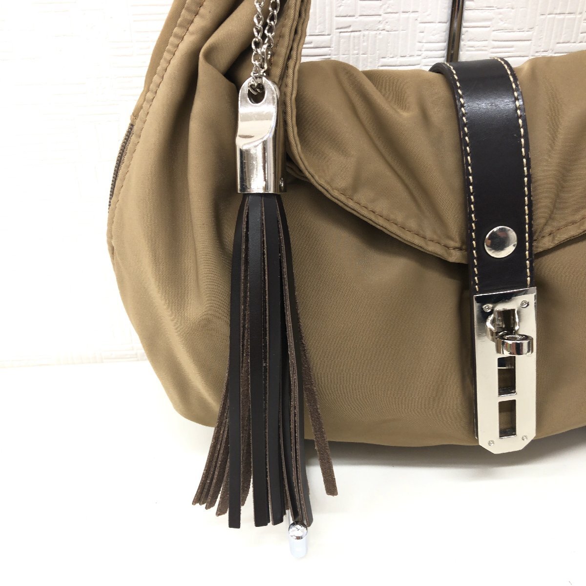 ●美品 LA BAGAGERIE ラバガジェリー 定価15,400円 ターンロック ホーボーバッグ カーキ系 ワンハンドル ショルダーバッグ ハンドバッグ_画像8