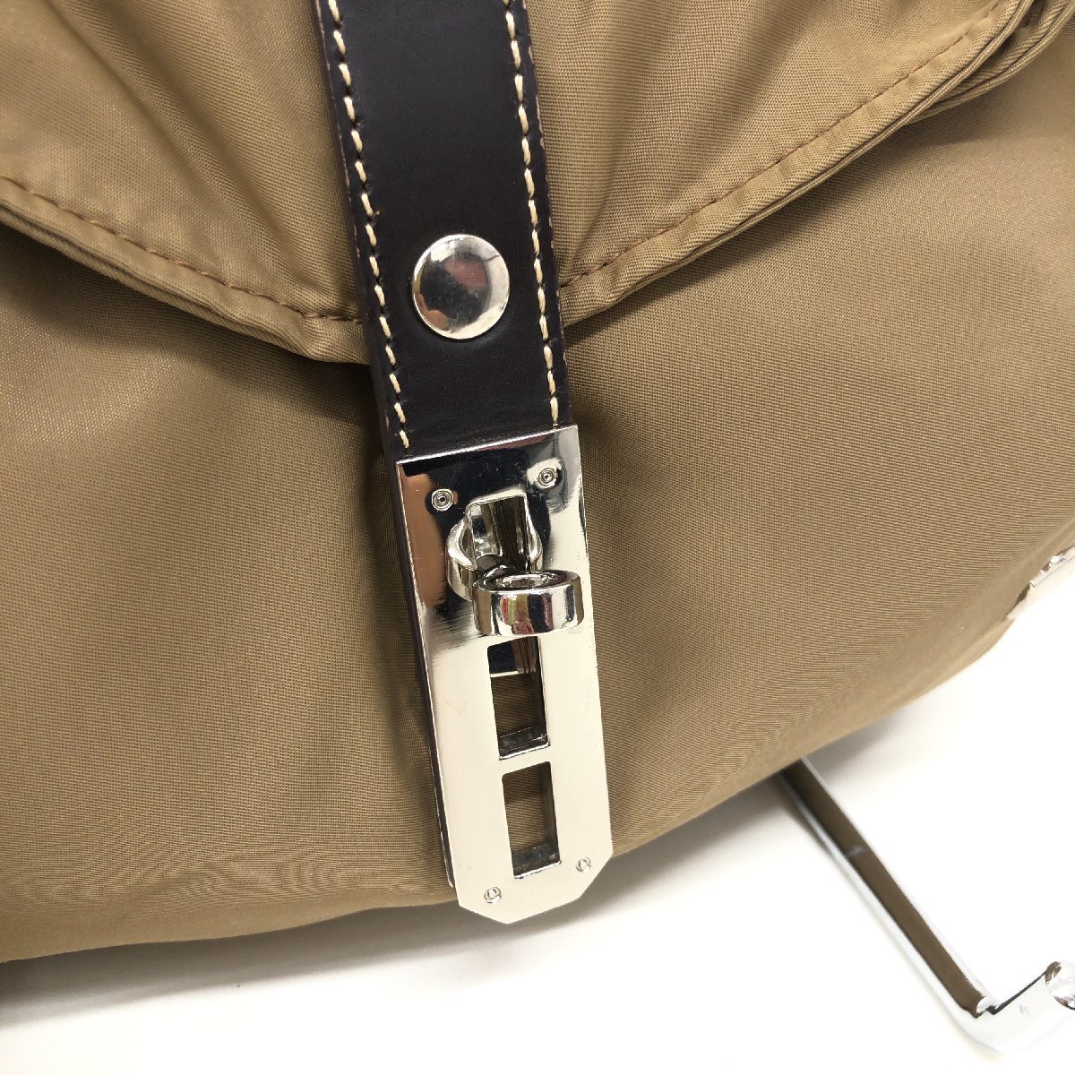 ●美品 LA BAGAGERIE ラバガジェリー 定価15,400円 ターンロック ホーボーバッグ カーキ系 ワンハンドル ショルダーバッグ ハンドバッグ_画像9