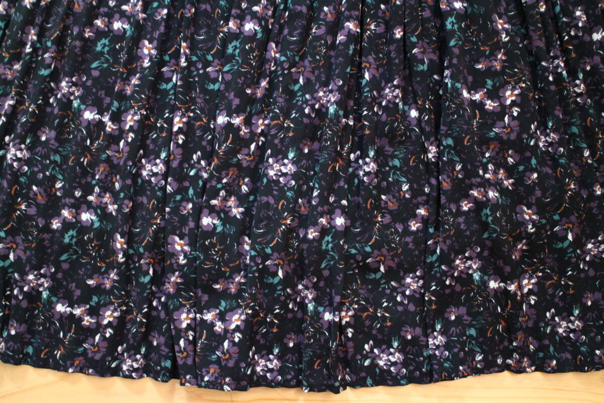 【賢くおしゃれ♪】*GALLORIA ギャローリア *大人の品ある装いこれからの季節に華を添える花柄高級プリーツスカート L ブラック フォーマル_画像4