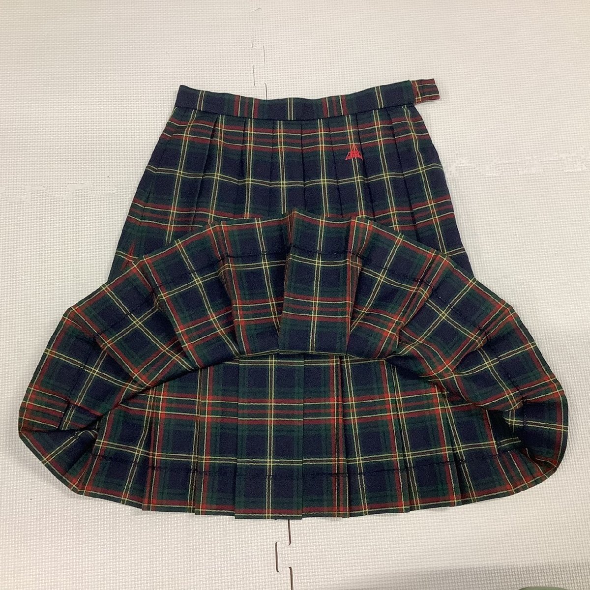 [I1743/S1897] 群馬県 前橋育英高校 2点 /指定品/ニットベスト:S/冬スカート:W63/アイボリー/紺/チェック柄/校章プリント/卒業生品_画像6