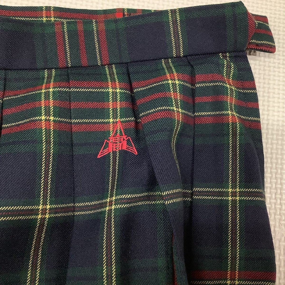 [I1743/S1897] 群馬県 前橋育英高校 2点 /指定品/ニットベスト:S/冬スカート:W63/アイボリー/紺/チェック柄/校章プリント/卒業生品_画像8