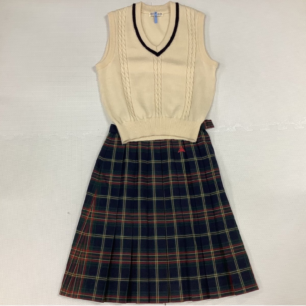 [I1743/S1897] 群馬県 前橋育英高校 2点 /指定品/ニットベスト:S/冬スカート:W63/アイボリー/紺/チェック柄/校章プリント/卒業生品_画像1