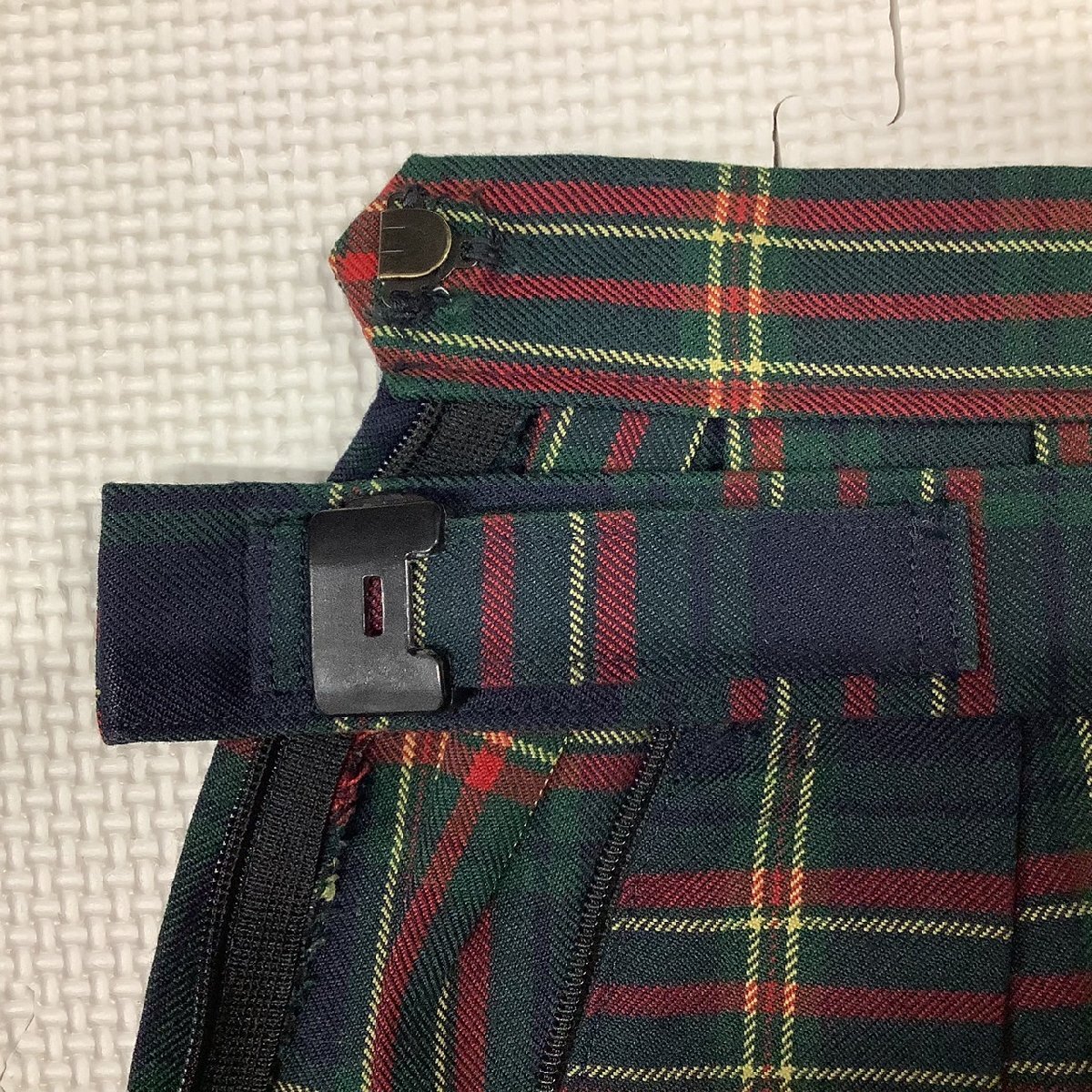 [I1743/S1897] 群馬県 前橋育英高校 2点 /指定品/ニットベスト:S/冬スカート:W63/アイボリー/紺/チェック柄/校章プリント/卒業生品_画像7