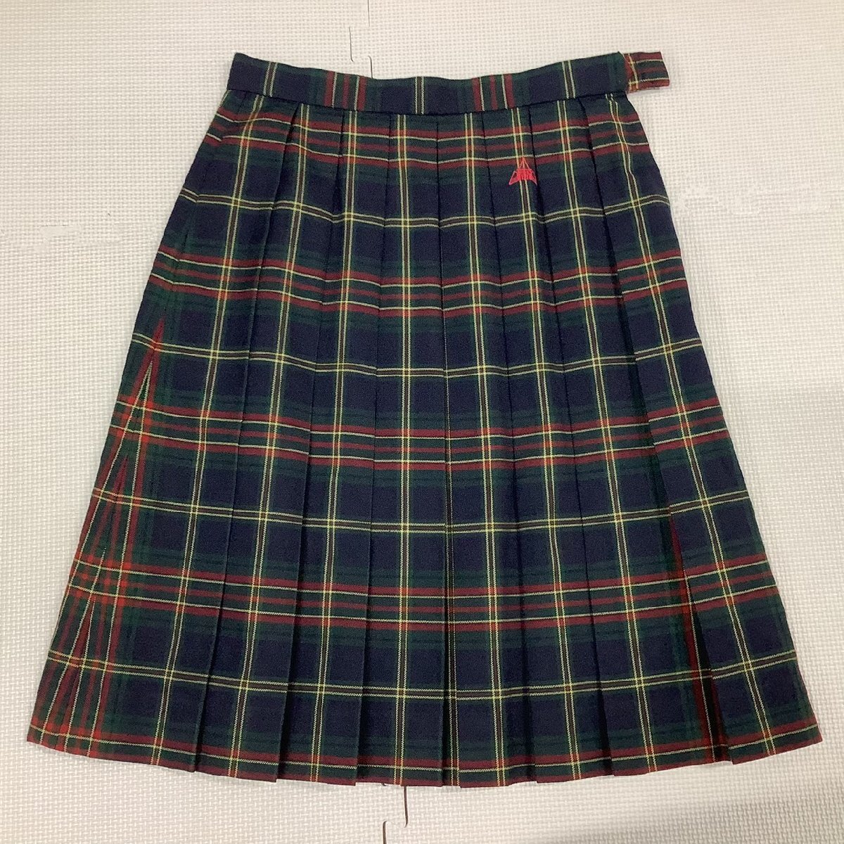 [I1743/S1897] 群馬県 前橋育英高校 2点 /指定品/ニットベスト:S/冬スカート:W63/アイボリー/紺/チェック柄/校章プリント/卒業生品_画像5