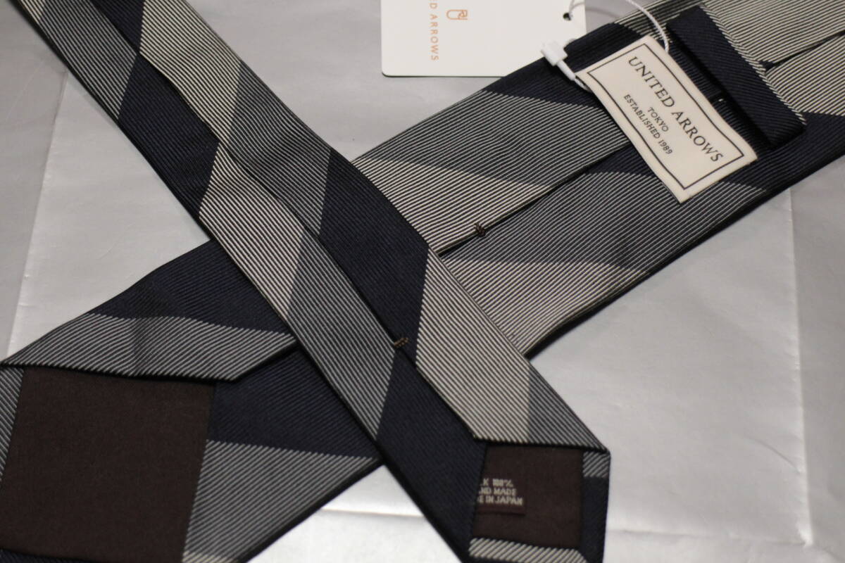 ユナイテッドアローズ新品ネクタイ超シック艶グレー*ネイビー*シルバーレジメンタル重厚ツイル織段落ちワイドピッチハンドメイド大人気柄_画像2