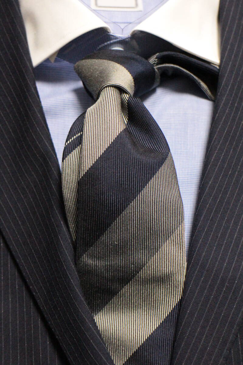 ユナイテッドアローズ新品ネクタイ超シック艶グレー*ネイビー*シルバーレジメンタル重厚ツイル織段落ちワイドピッチハンドメイド大人気柄_画像9
