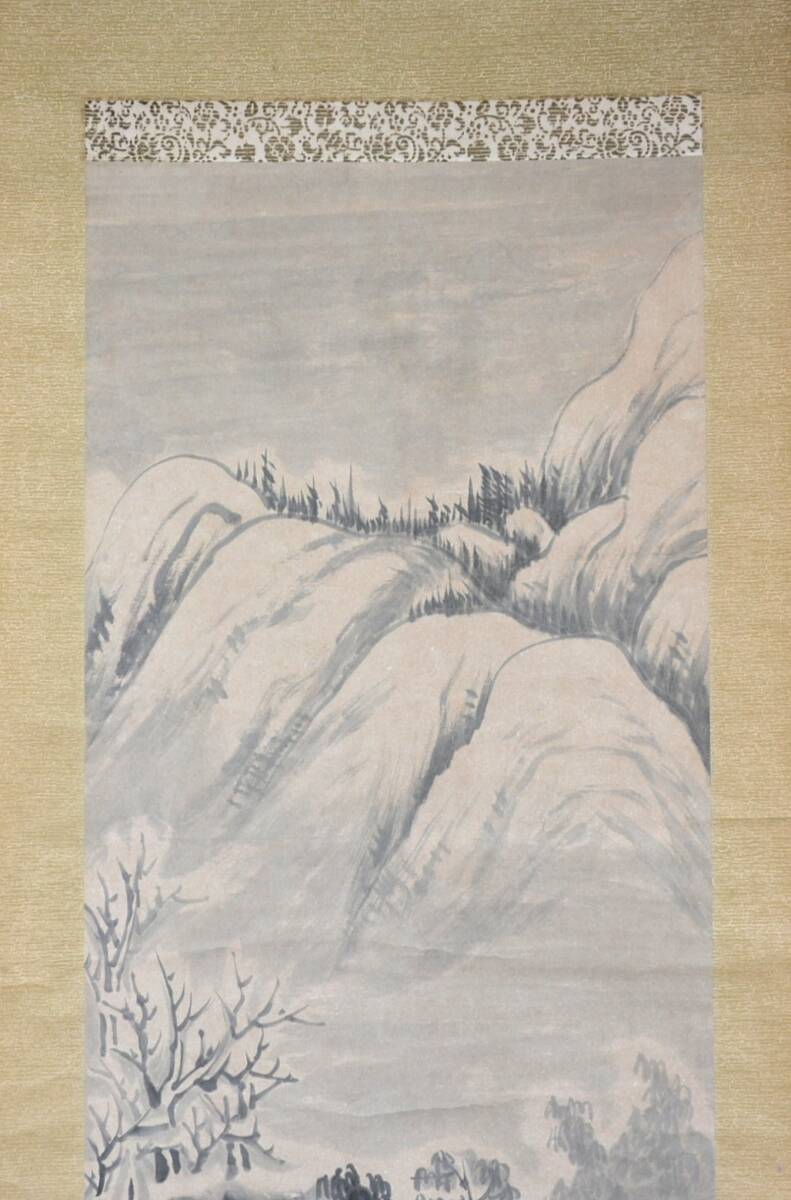 【模写】 40◆初荷です ◆掛軸 華泉堂 雪景山水図 紙本 ◆表装下部に一か所穴あり_画像3