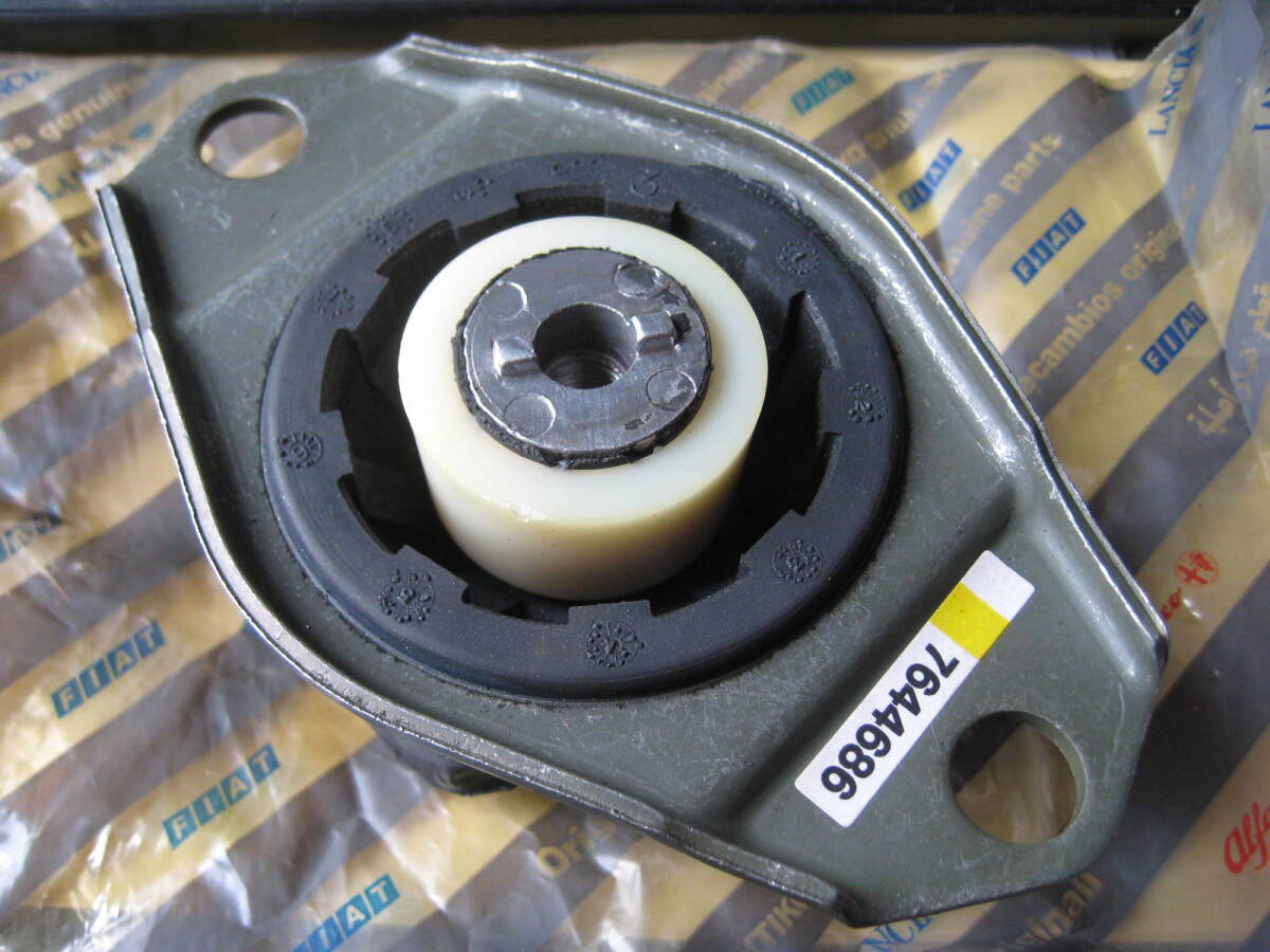 新品! 純正アルファロメオ GT 147 156 155 V6 2.5L 3.2L リア エンジン ミッション マウント 60805971 60629192 7644686_画像2