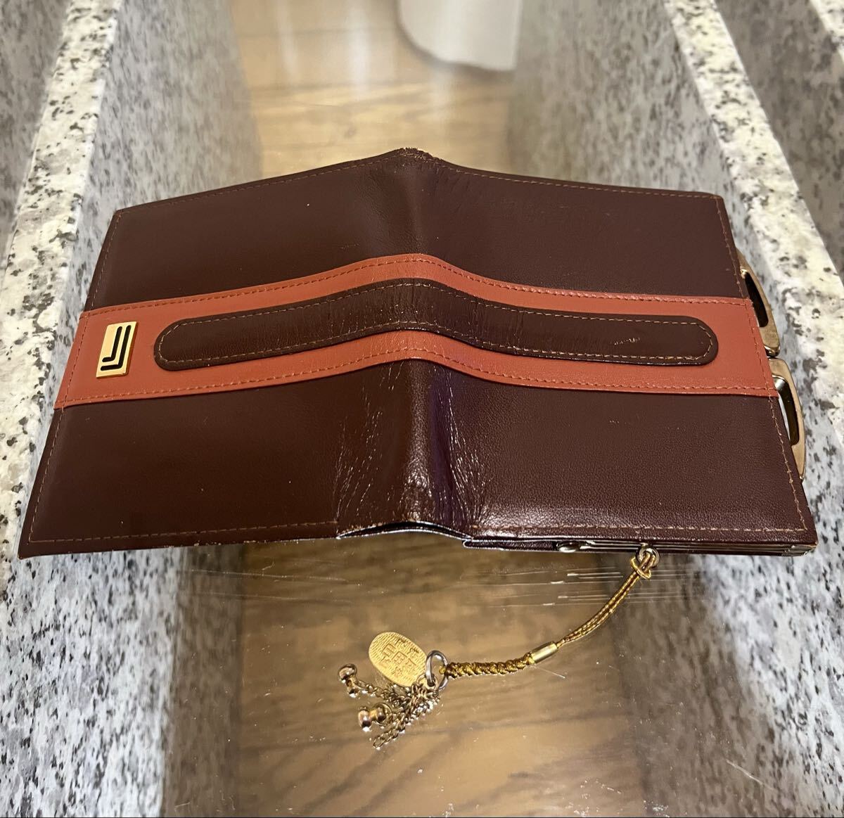 【中古品】成田山新勝寺お守り付き二つ折り財布 革財布 レザー ブラウンカラー 不動明王 コンパクト_画像4